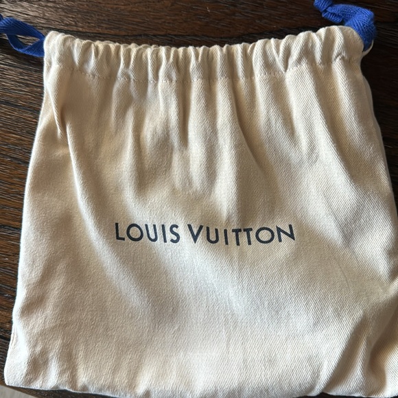 Like New Louis Vuitton Spray LV 40MM Reversible Belt Silver Buckle - Picture 5 of 6